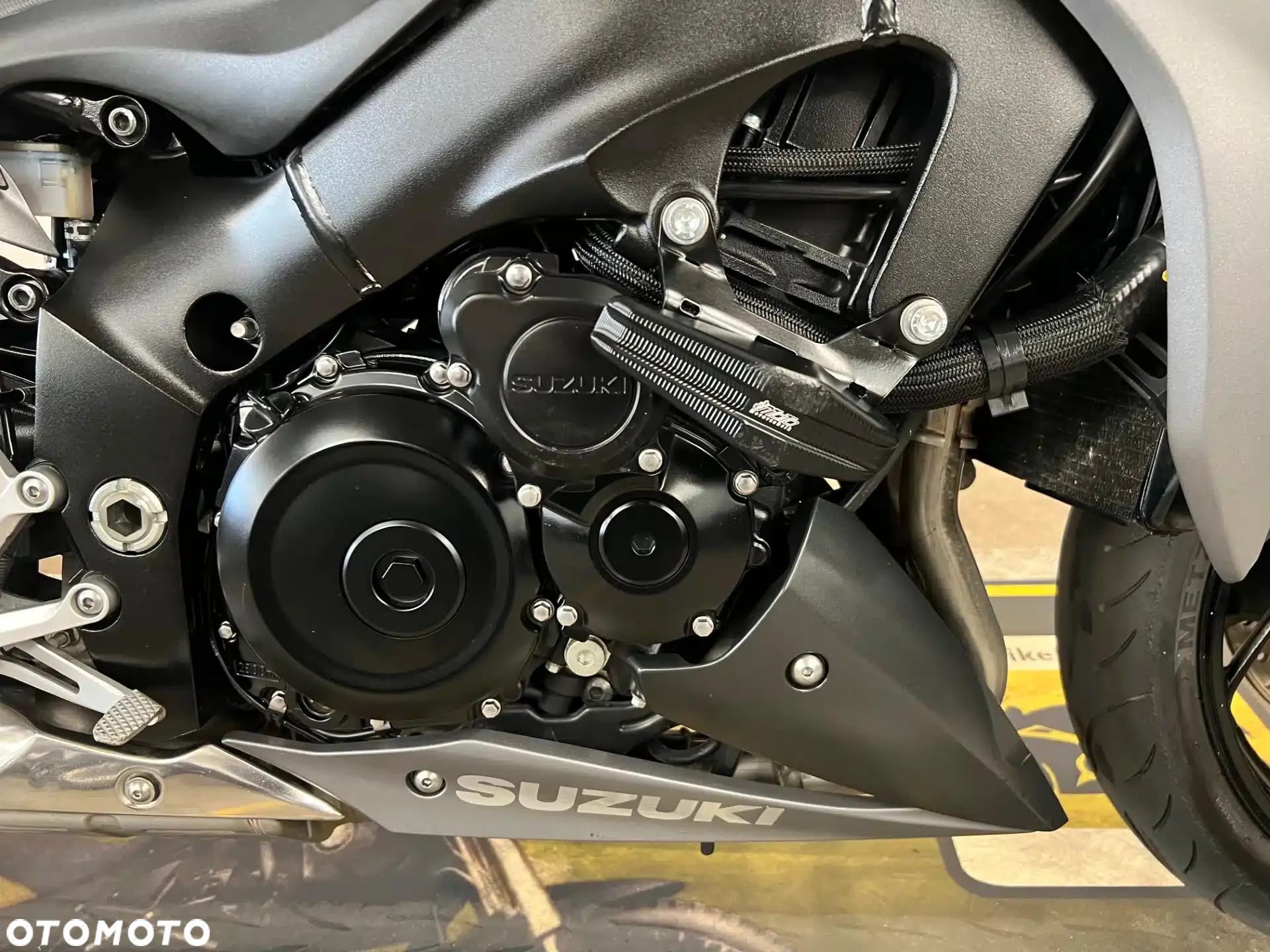 Suzuki GSX 1000 - 8