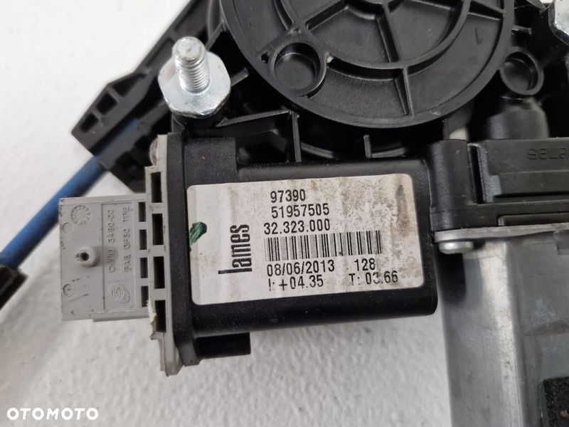 FIAT 500L PODNOŚNIK MECHANIZM SZYBY PRAWY TYŁ 51957505 - 3