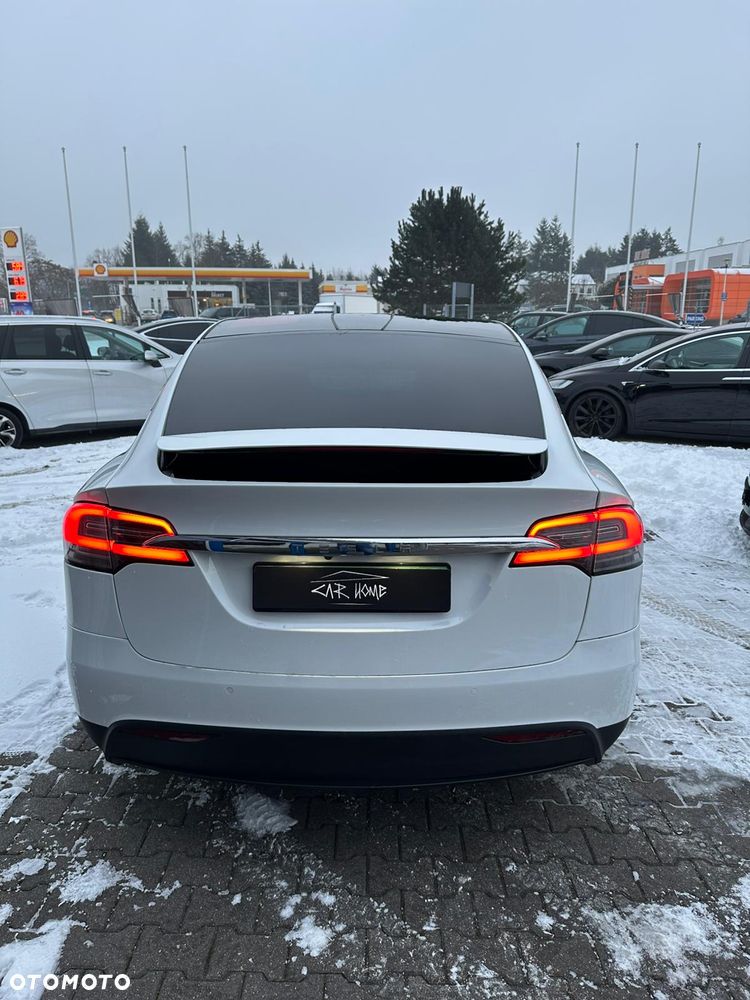 Tesla Model X - 9