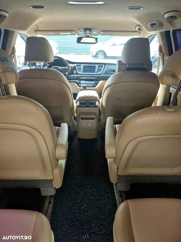 Kia Carnival - 32