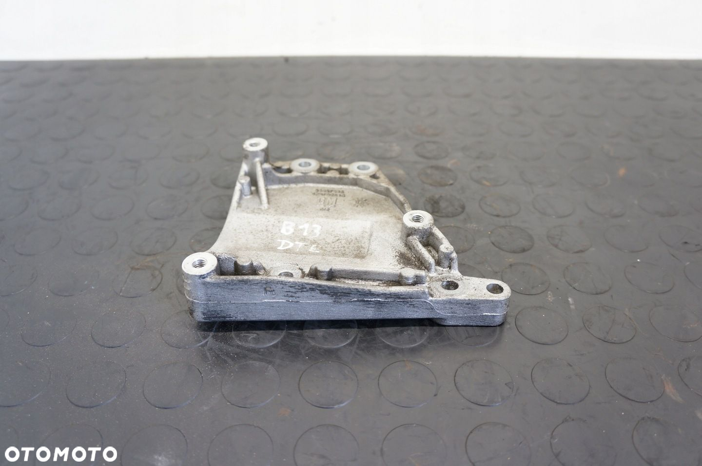 ŁAPA WSPORNIK KLIMATYZACJI CORSA E 1.3 CDTI 55567925 - 2