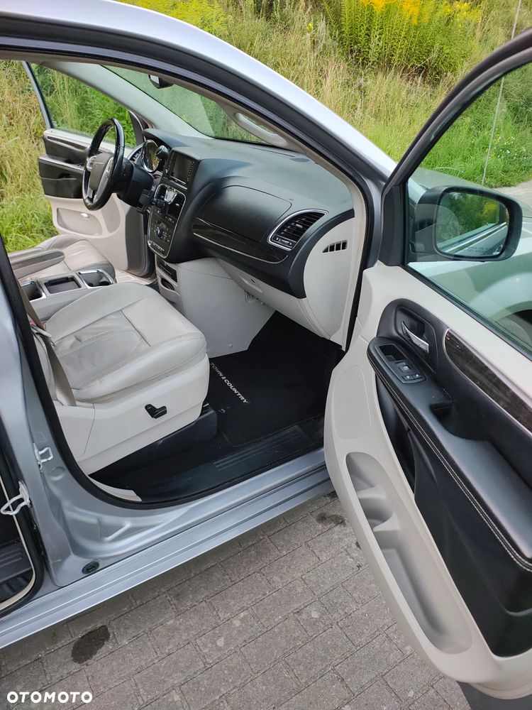 Chrysler Town & Country 3.6 Limited - 38