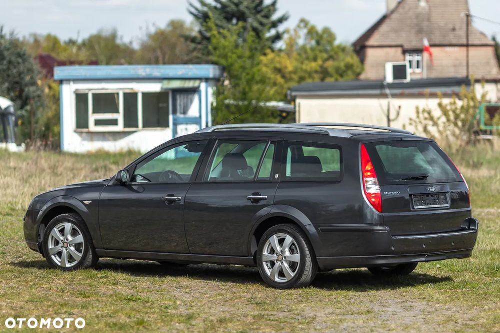 Ford Mondeo 1.8 Ghia - 10