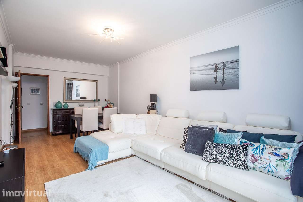 Apartamento T3 com Terraço na Tapada das Mercês - Grande imagem: 2/35