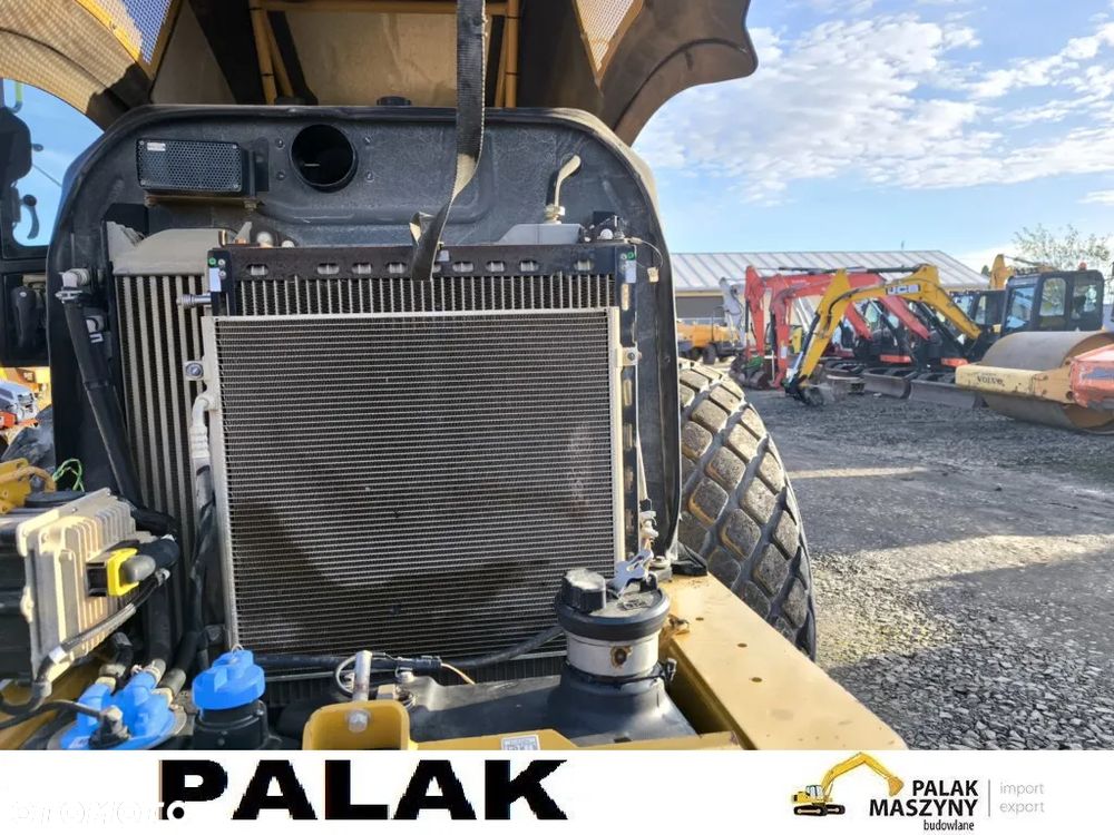 Caterpillar Walec drogowy  CAT CS 64 B , METAL-GUMA  ,2018 rok - 17