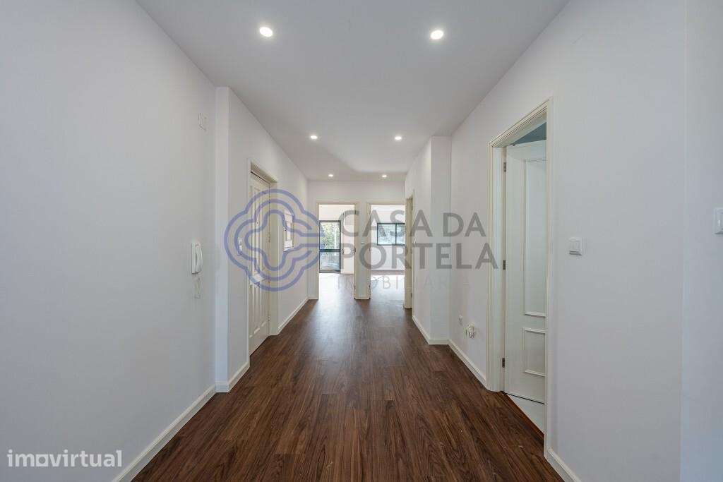 Apartamento T2 Renovado com Box | Vilar de Andorinho - Grande imagem: 2/37