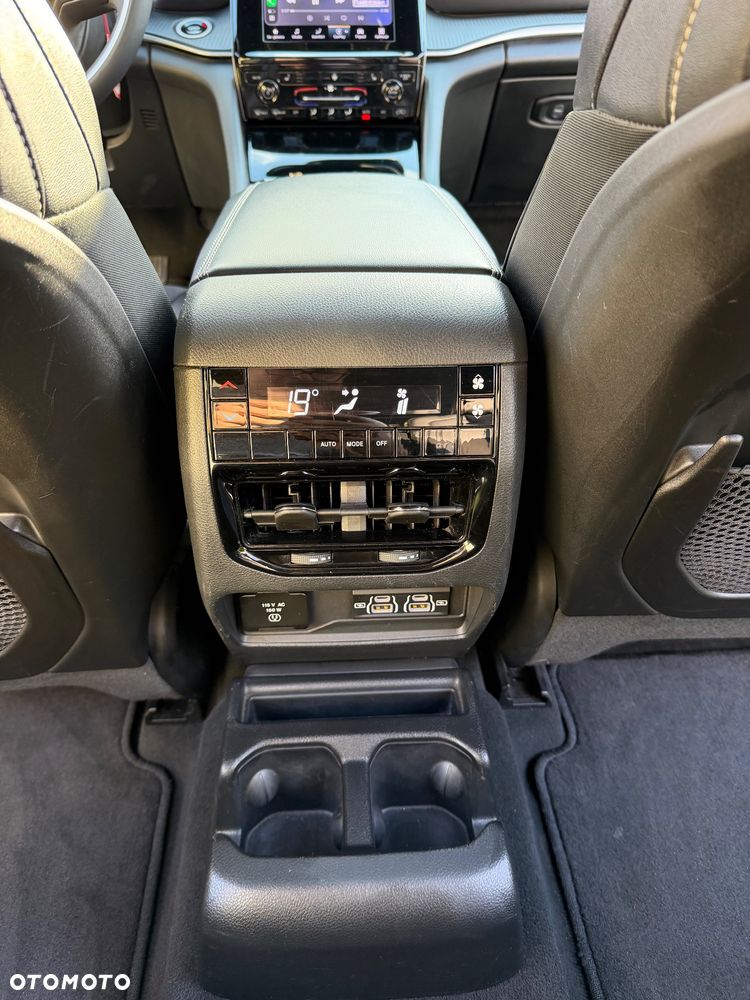 Jeep Grand Cherokee - 30