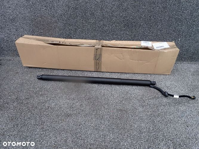 SKODA OCTAVIA IV siłownik klapy tył 5E6827851A - 1