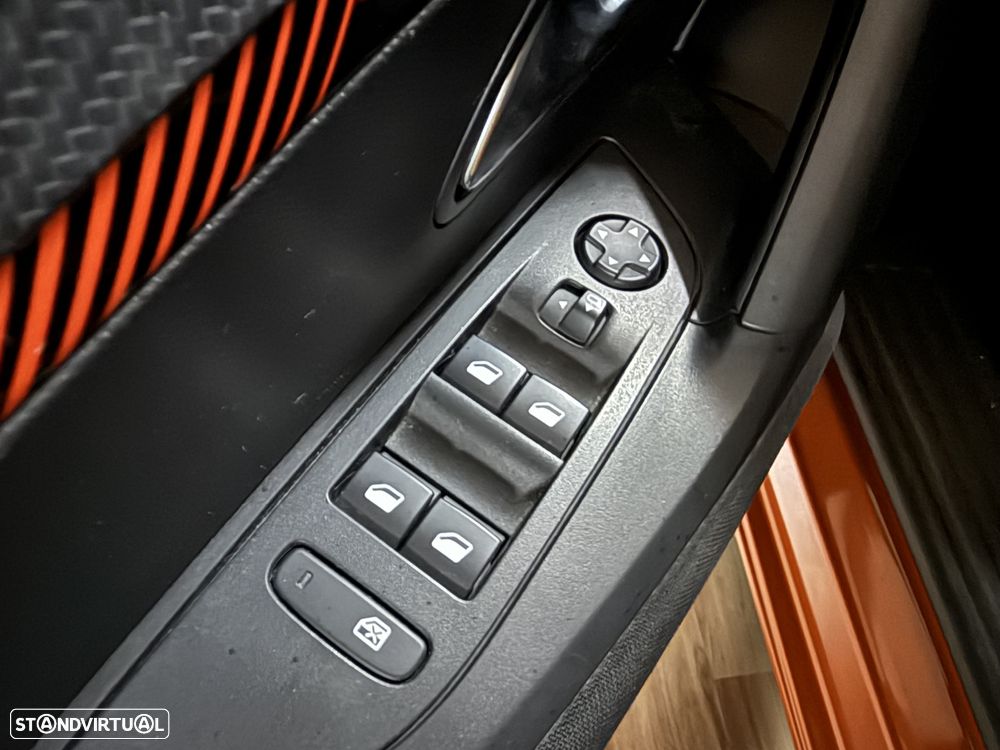 Peugeot 2008 1.2 PureTech Allure EAT8 - 26