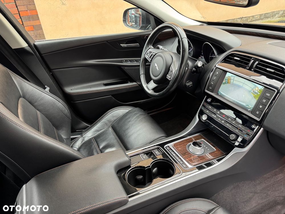 Jaguar XE 2.0 D Prestige - 21