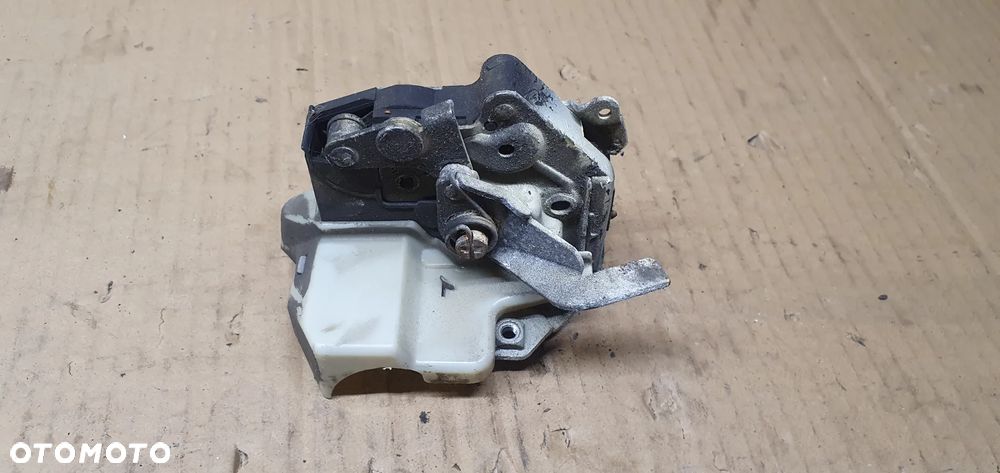 Zamek drzwi lewy tył tylny lewy Mercedes W124 - 4