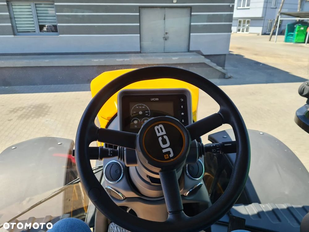 JCB FASTRAC 8330 - 7