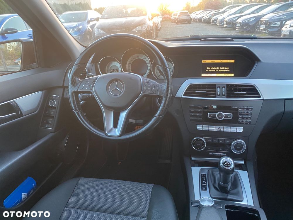 Mercedes-Benz Klasa C 180 CGI Automatik BlueEFFICIENCY Avantgarde - 32
