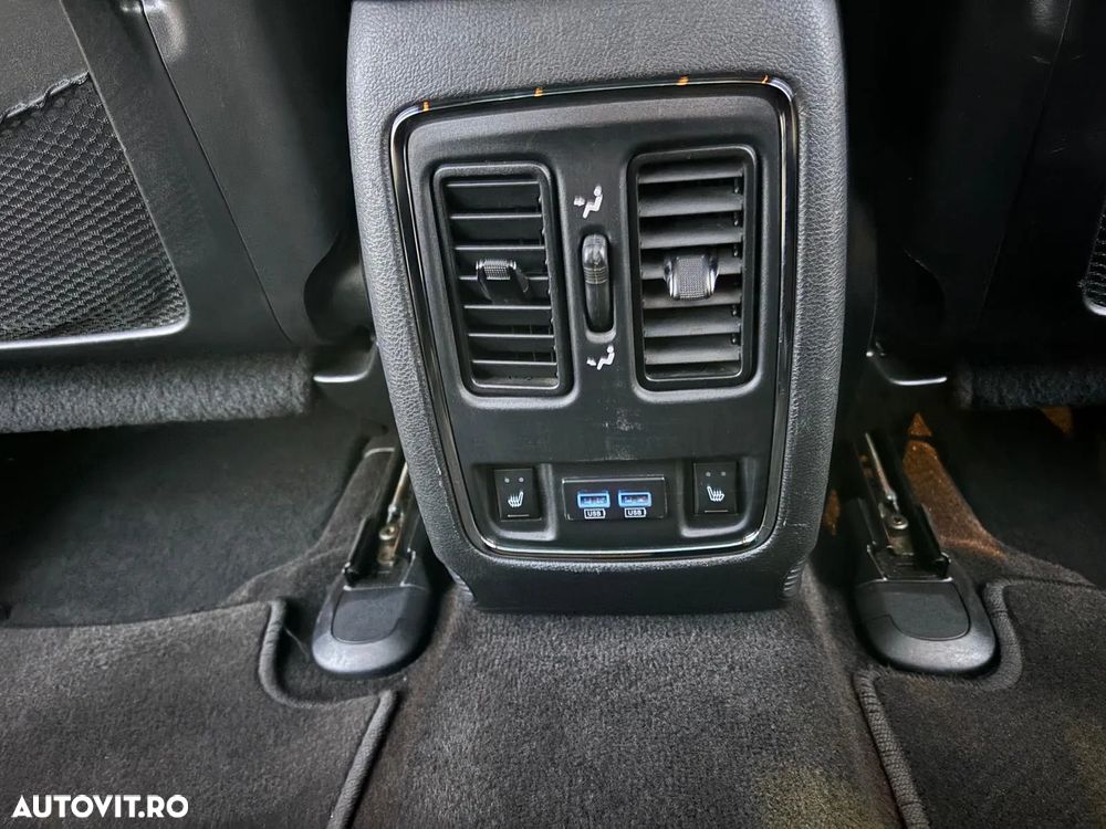 Jeep Grand Cherokee - 12