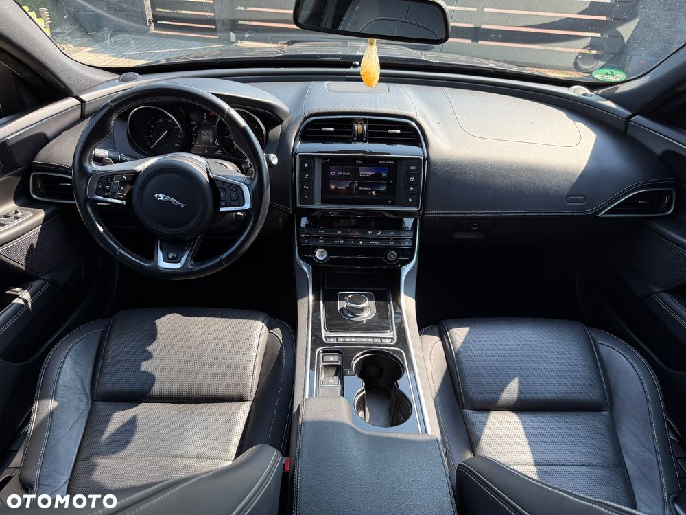Jaguar XE 20d AWD R-Sport - 25
