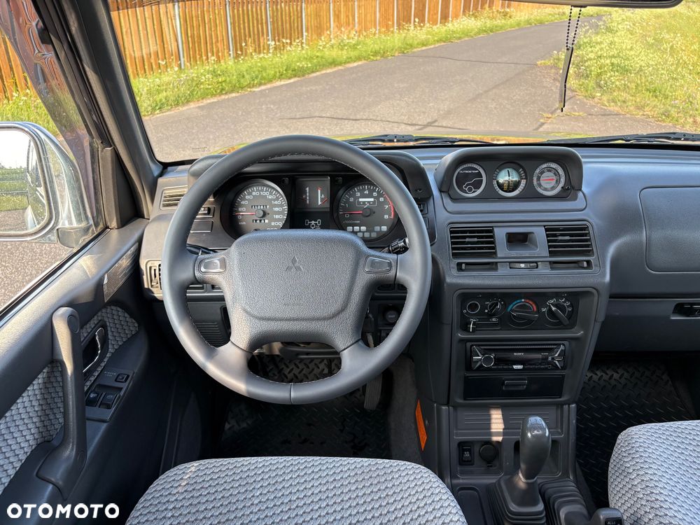 Mitsubishi Pajero - 25