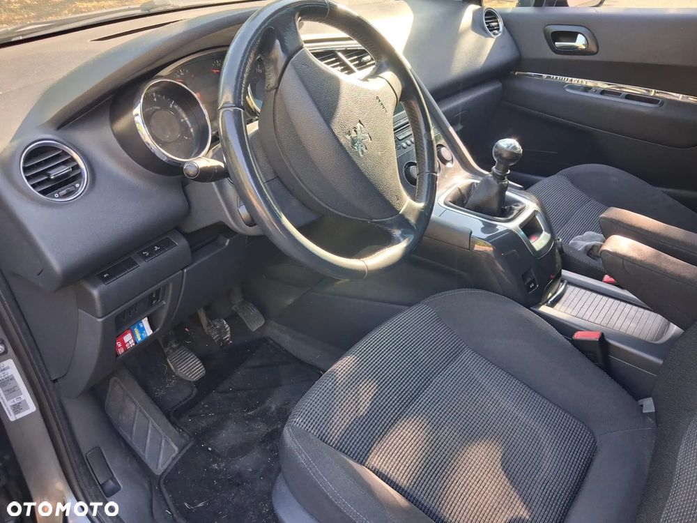 Peugeot 5008 1.6 THP Premium + - 7