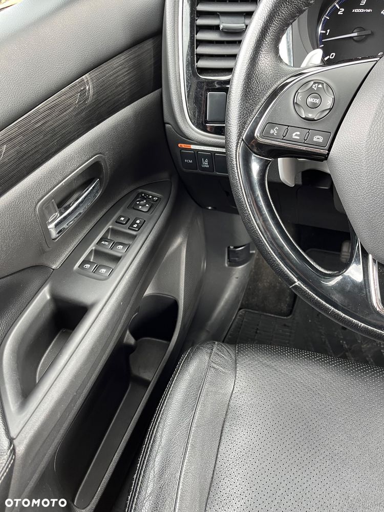 Mitsubishi Outlander 2.2 DI-D 4WD Automatik Diamant Edition - 22