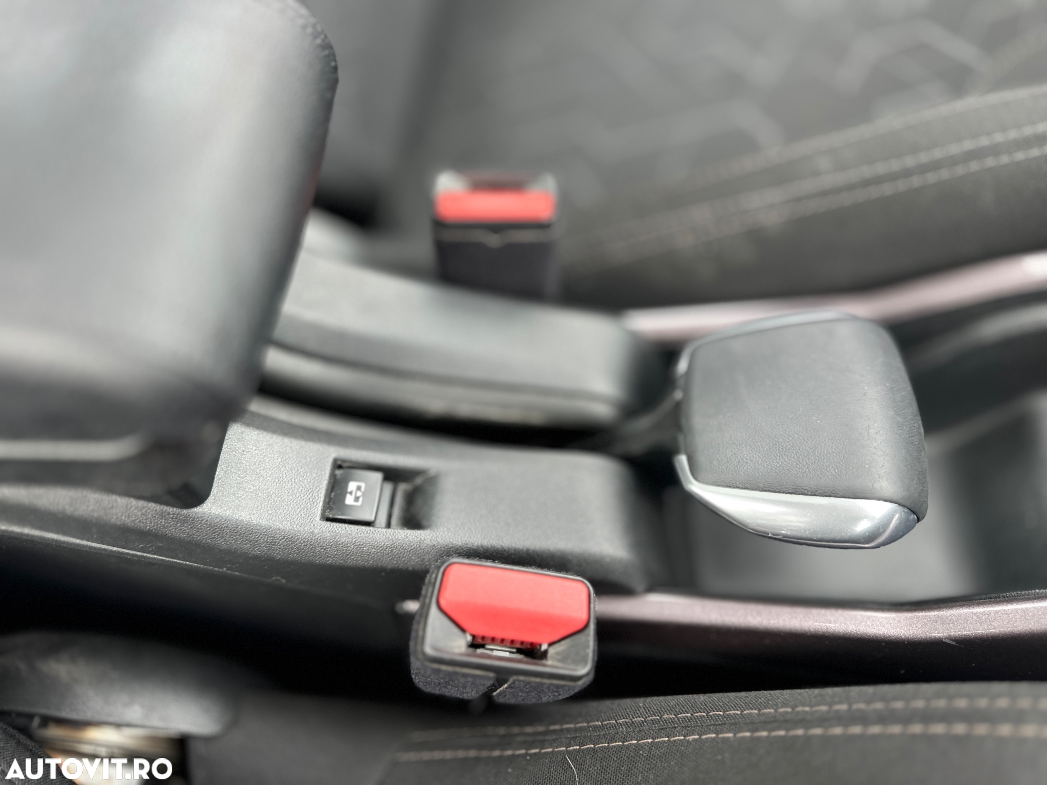 Peugeot 2008 1.2 L PureTech Turbo S&S Allure - 9