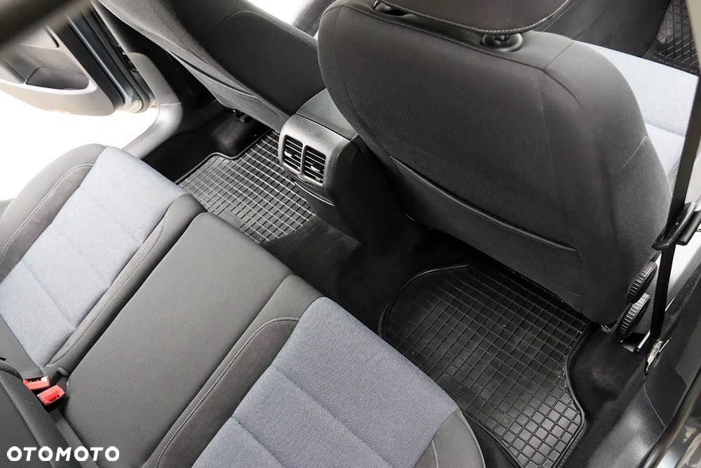 Volkswagen Golf 1.6 TDI DPF Style - 28