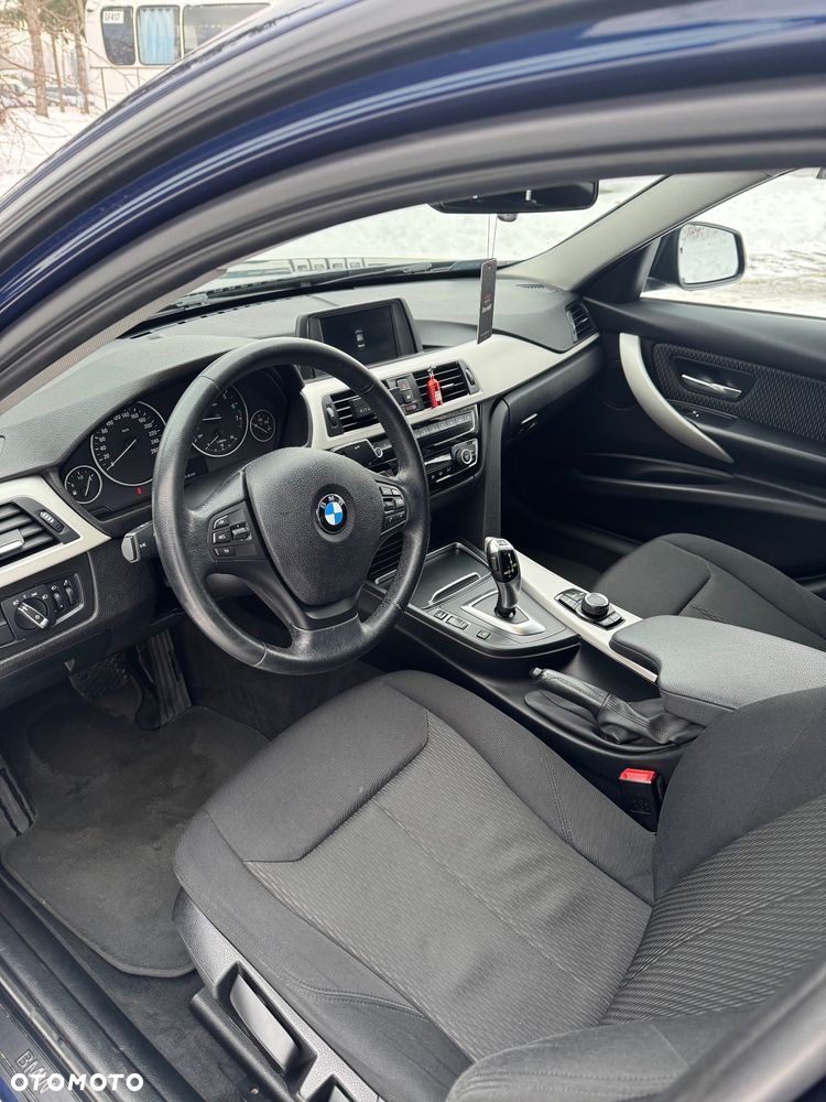 BMW Seria 3 330i xDrive - 4