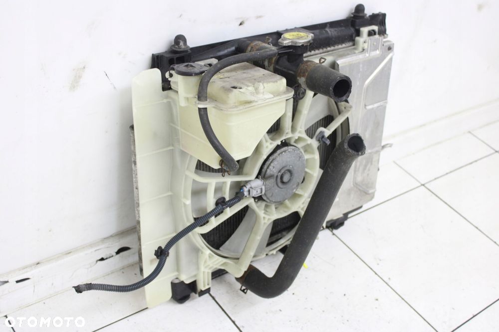 KOMPLET CHŁODNIC WENTYLATOR TOYOTA YARIS 2 II 1.3 VVTI - 4