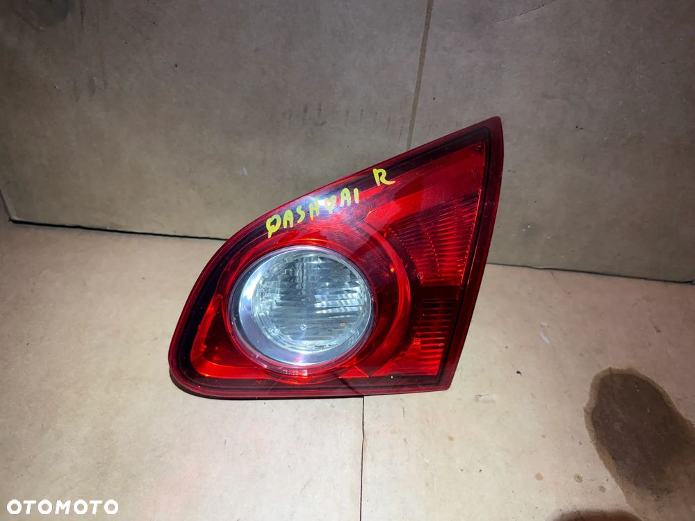 Lampa prawa Nissan Qashqai J10 +2 w klapę 26550JD800