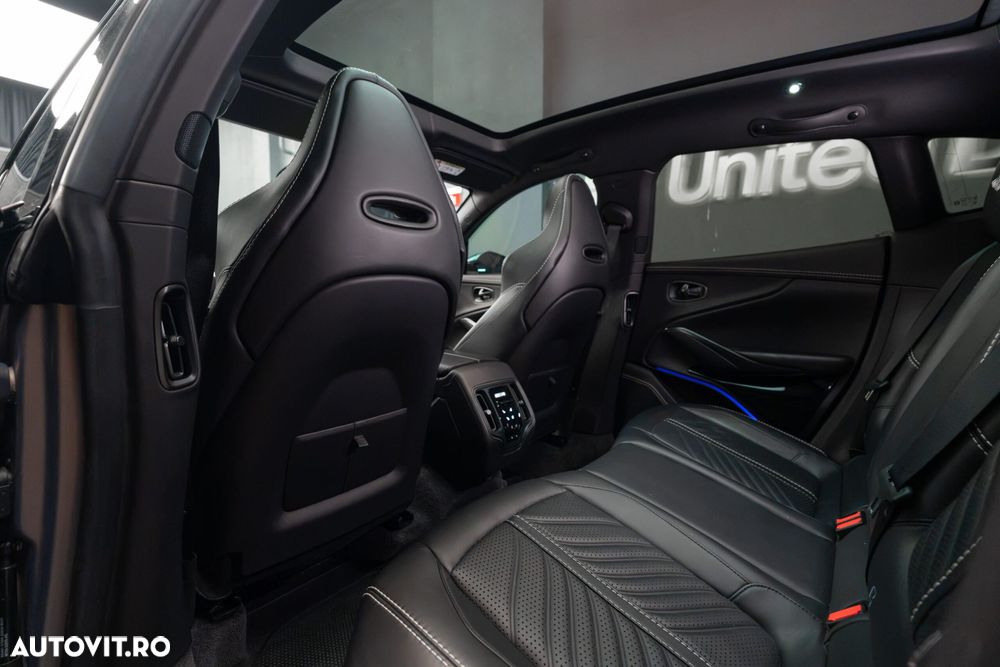 Aston Martin DBX - 27