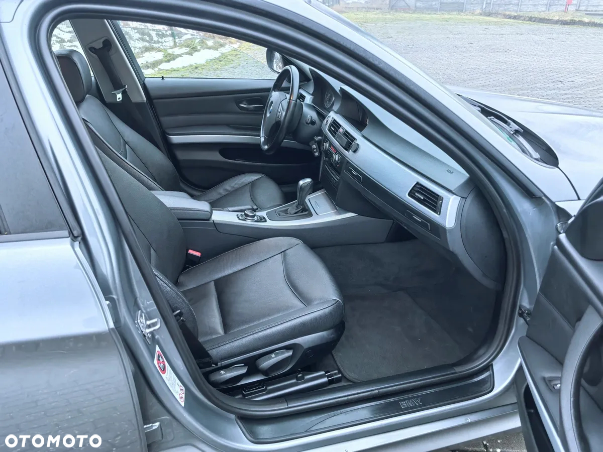 BMW Seria 3 318i Touring - 14