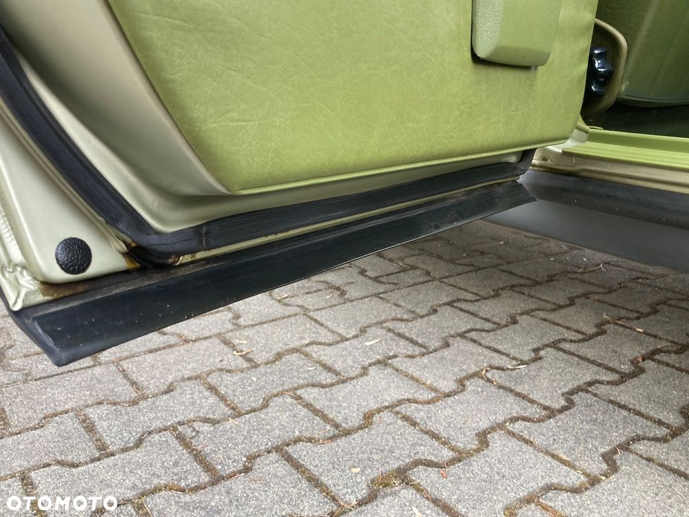 Mercedes-Benz W123 - 12
