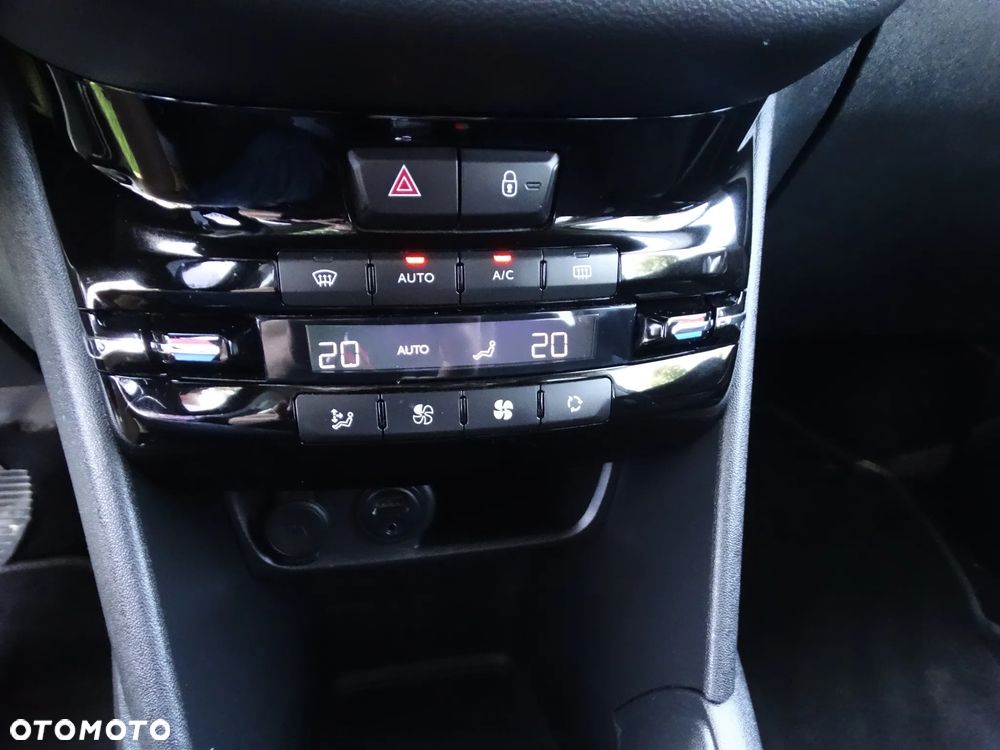 Peugeot 208 - 14