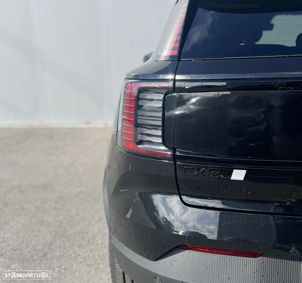 Volvo EX30 69 kWh Single Motor Extended Range Black Edition - 10