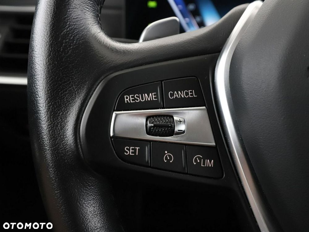 BMW Seria 3 330e PHEV - 33
