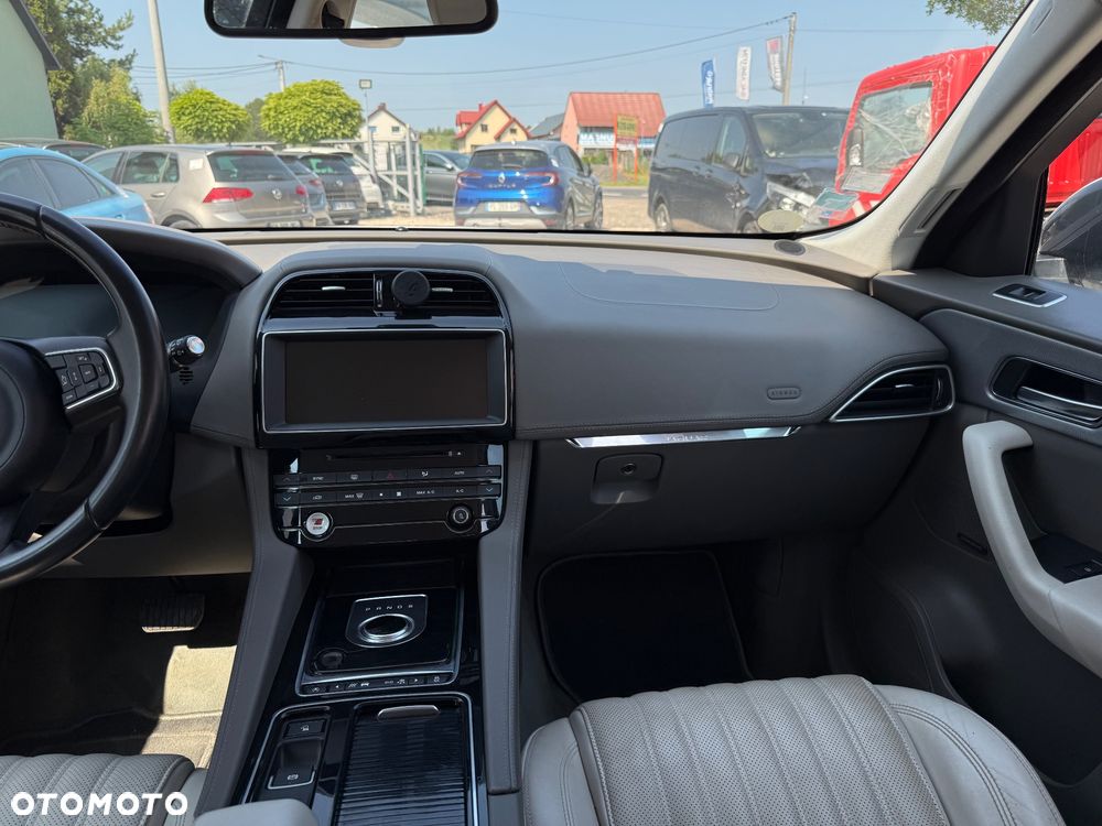 Jaguar F-Pace - 12