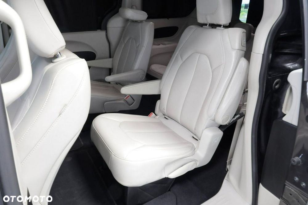 Chrysler Pacifica - 13