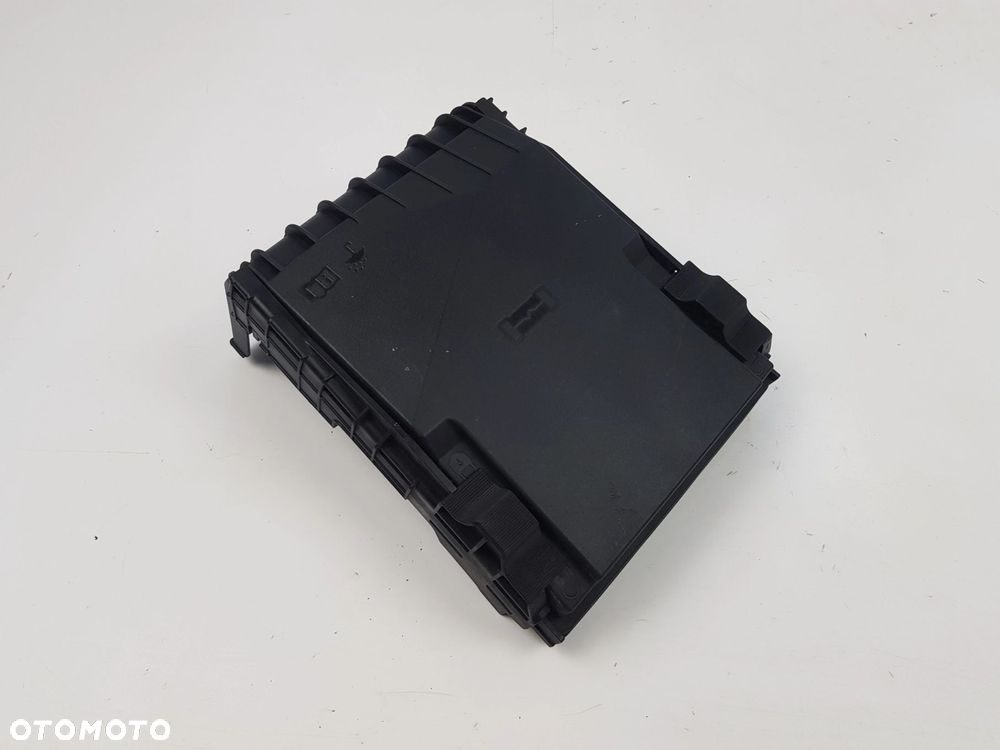 Obudowa skrzynki bezpieczników Audi A3 8P Skoda Octavia II 1K0937132F - 2