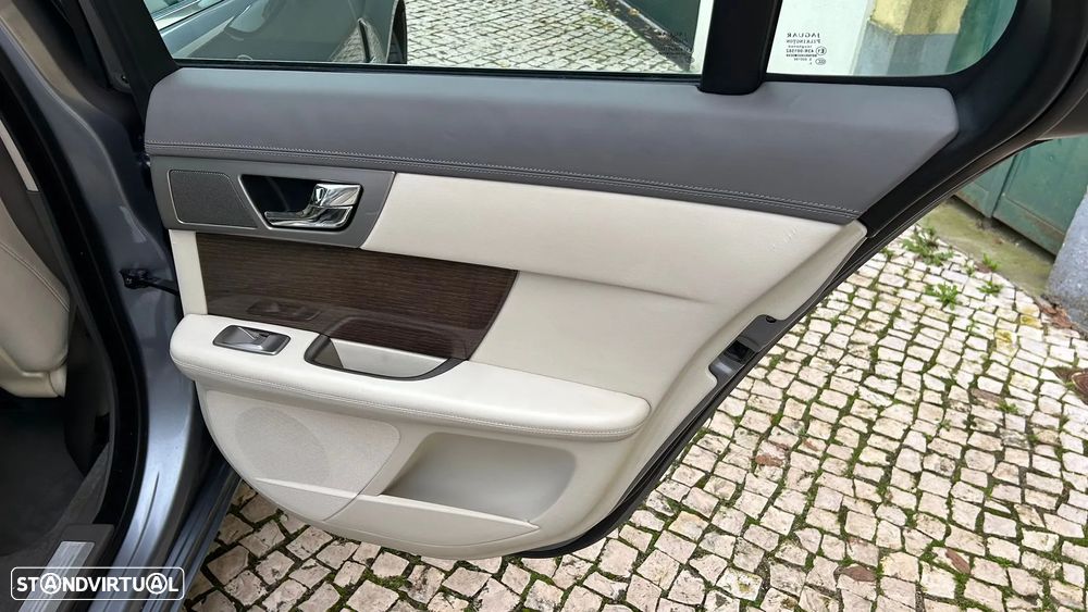 Jaguar XF 2.7 D V6 Premium Luxury - 27