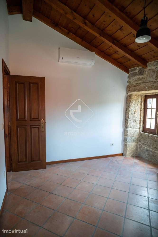 Moradia T2 toda em pedra e madeira em aglomerado habitacional no lugar - Grande imagem: 3/17