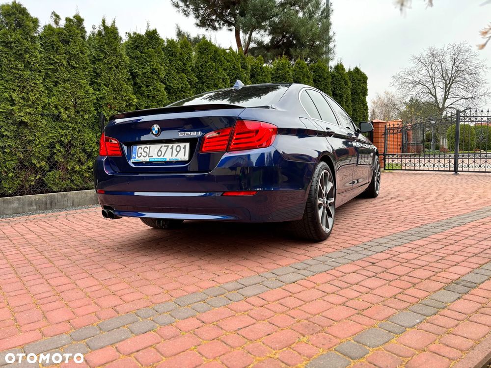 BMW Seria 5 528i - 2