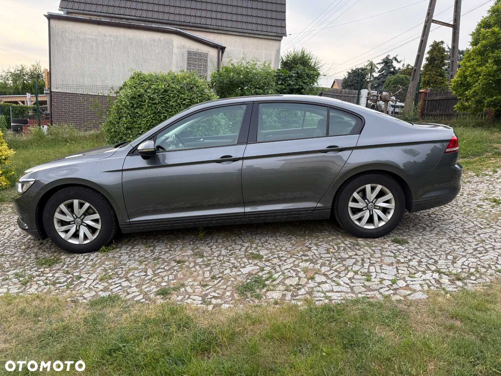 Volkswagen Passat - 1
