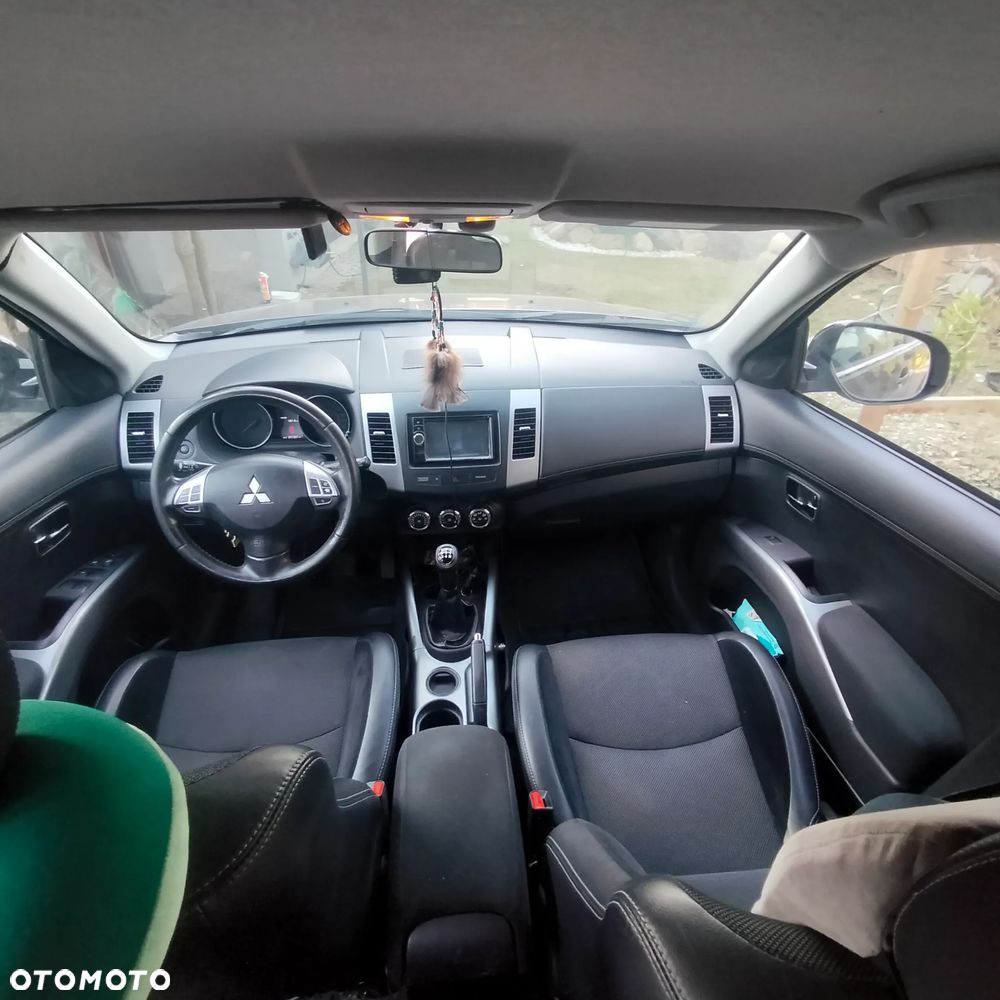 Mitsubishi Outlander - 1