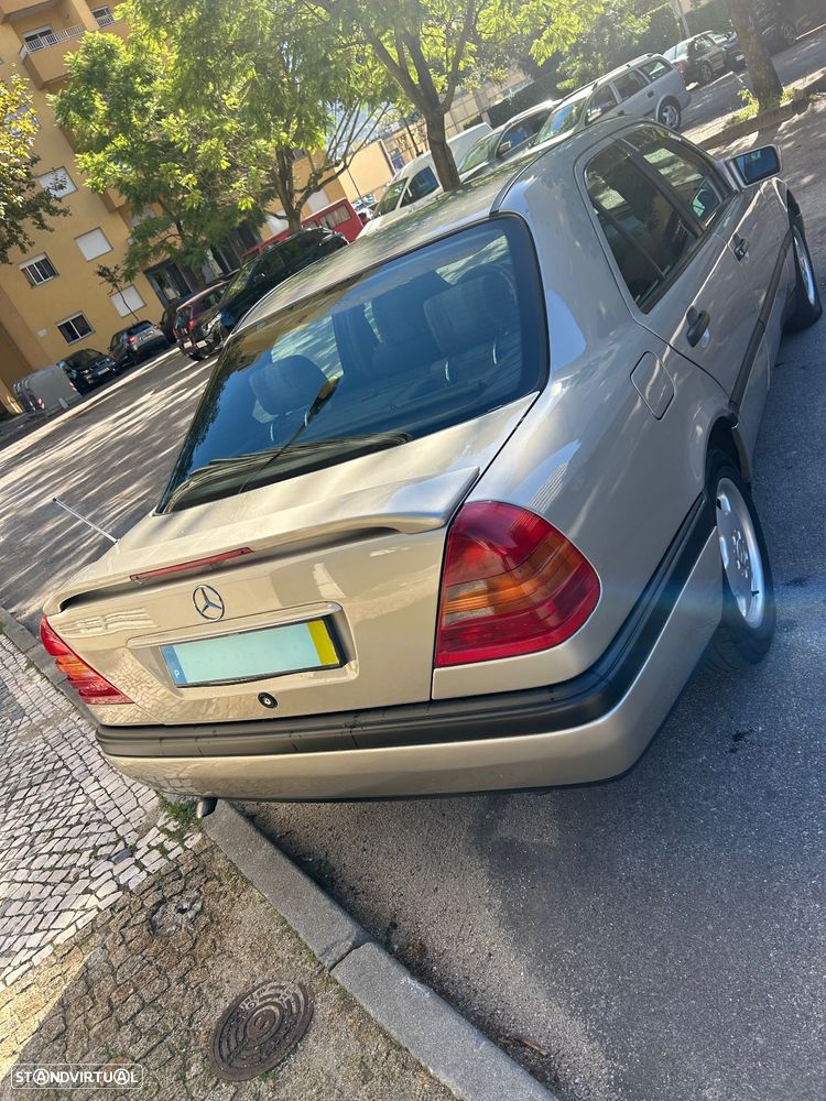 Mercedes-Benz 200 - 4