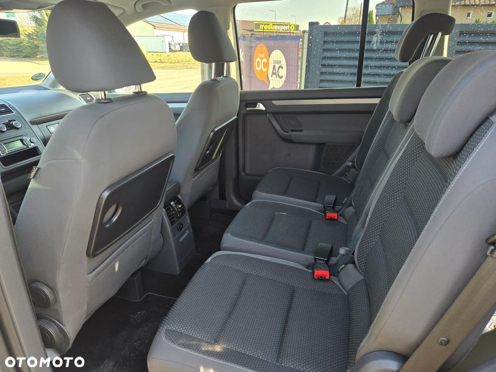 Volkswagen Touran - 12
