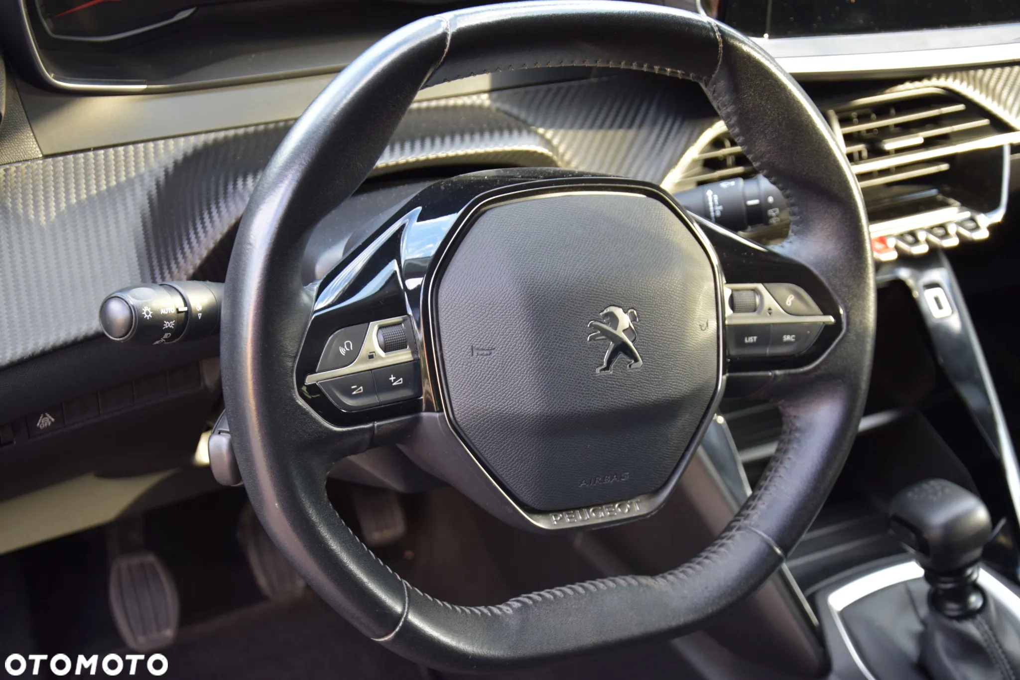 Peugeot 208 - 18