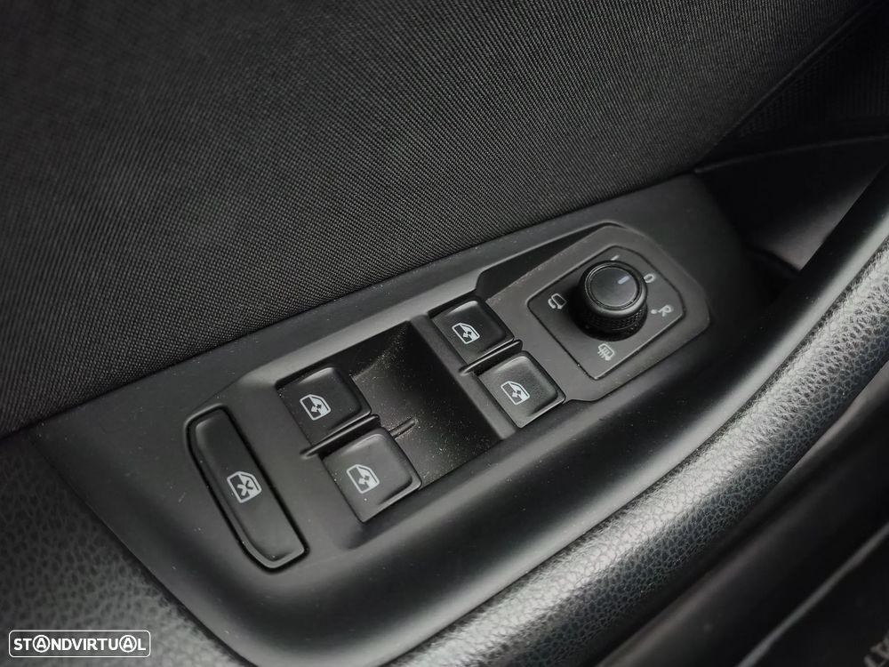 VW Passat Variant 1.6 TDI Business DSG - 26