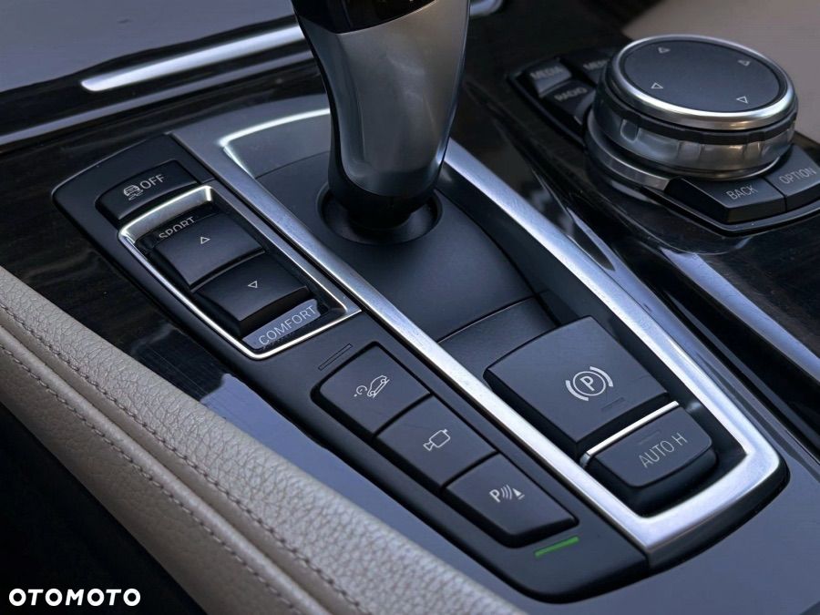 BMW Seria 5 525d xDrive Luxury Line - 38