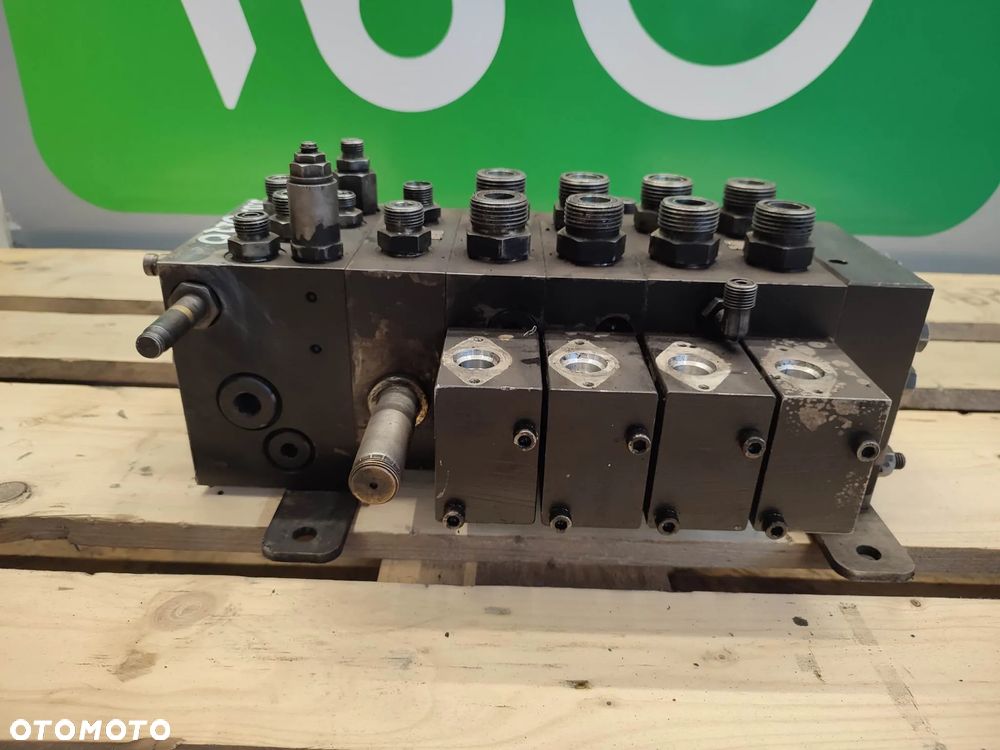 Rozdzielacz hydrauliczny John Deere 3220 (39351496) - 3