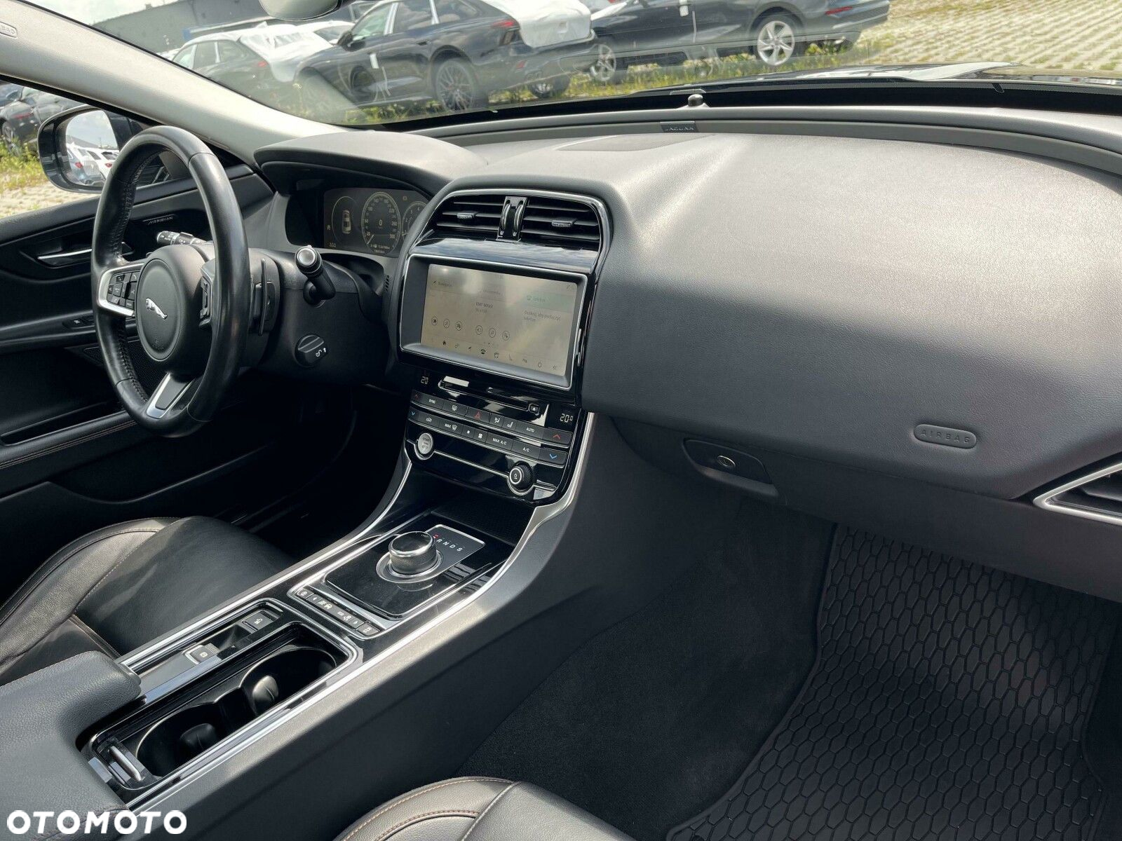 Jaguar XE 2.0 T Portfolio - 11
