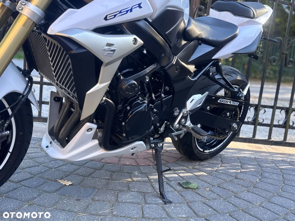 Suzuki GSR - 18