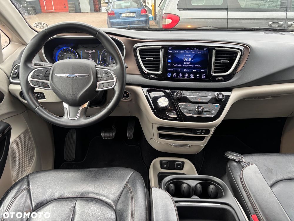 Chrysler Pacifica - 11